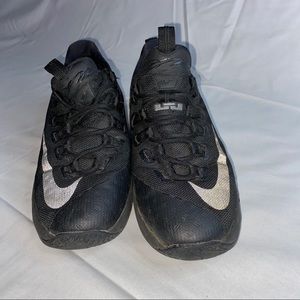 Youth Nike LeBron XIII Low Top Shoes Sz 7y GUC